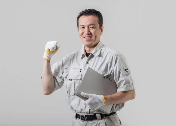 ポーズを決める作業服の男性